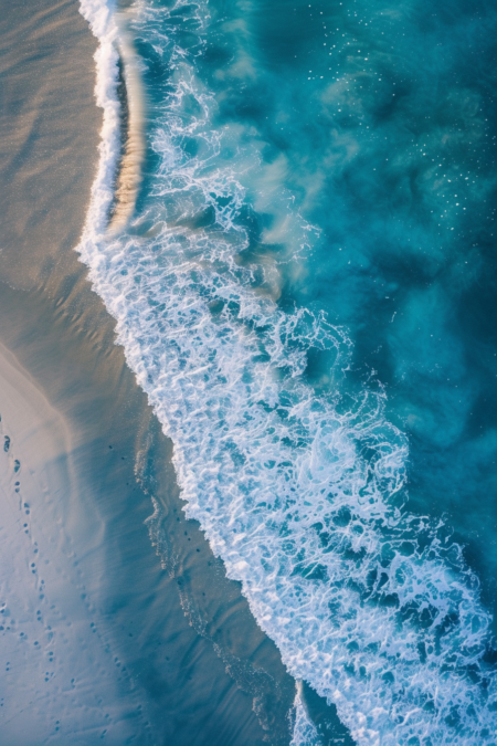 海岸鸟瞰图，屡获殊荣的工作室摄影，专业色彩分级，柔和阴影，无对比度，干净锐焦数码摄影