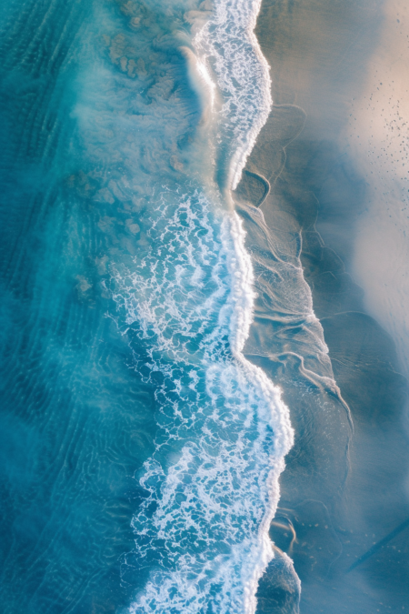 海岸鸟瞰图，屡获殊荣的工作室摄影，专业色彩分级，柔和阴影，无对比度，干净锐焦数码摄影