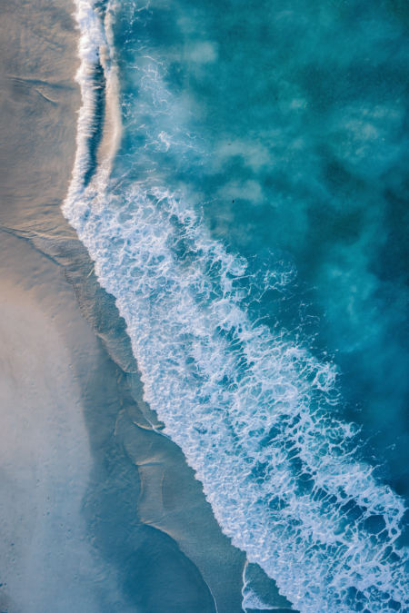 海岸鸟瞰图，屡获殊荣的工作室摄影，专业色彩分级，柔和阴影，无对比度，干净锐焦数码摄影