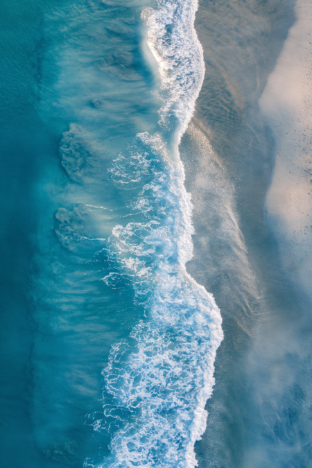 海岸鸟瞰图，屡获殊荣的工作室摄影，专业色彩分级，柔和阴影，无对比度，干净锐焦数码摄影